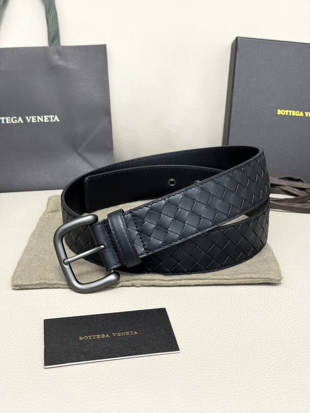 代购级bv男士腰带 Bottega Veneta 宽4.0Cm 颜色:黑色 纯手工编织小牛皮 每个细节都体现出至高的品味和格调 经典商务休闲款高档腰带 低调奢华